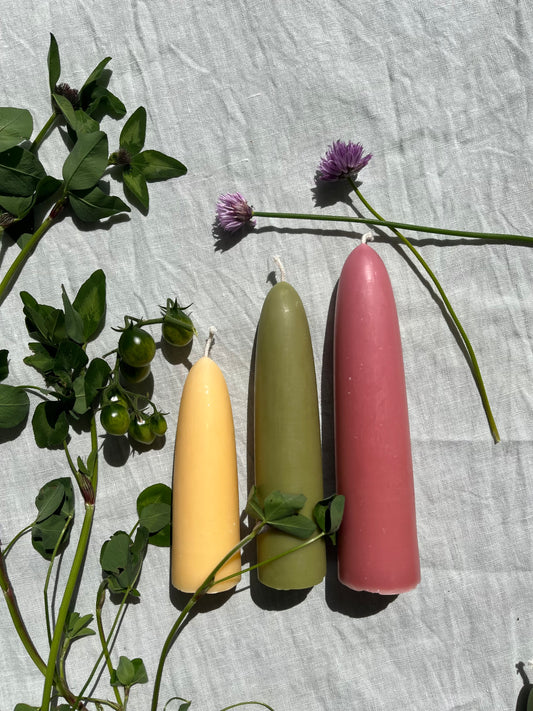 Kubbelys av bivoks i tre ulike størrelser i fargene honning, oliven og rosegull. 